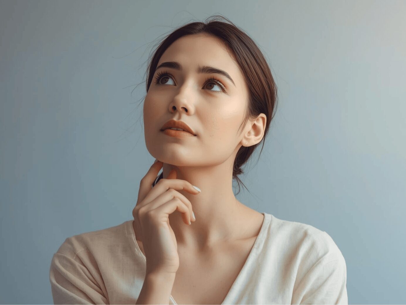 Femme en réflexion choisissant sa première formation en hypnose ou EFT pour débuter